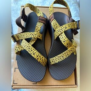 ☀️Women’s animal print Chacos☀️
